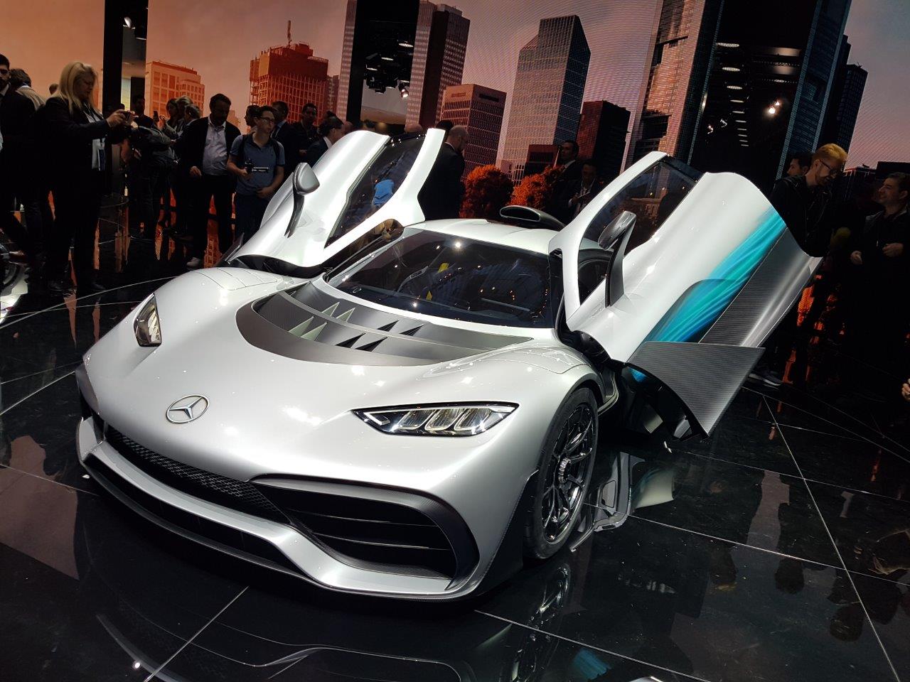 De IAA in Frankfurt barst uit z'n voegen van de primeurs. Een dag lang halen automerken auto's onder doeken vandaag. Vanaf eind deze week mag het publiek ervan genieten, een dikke week lang.