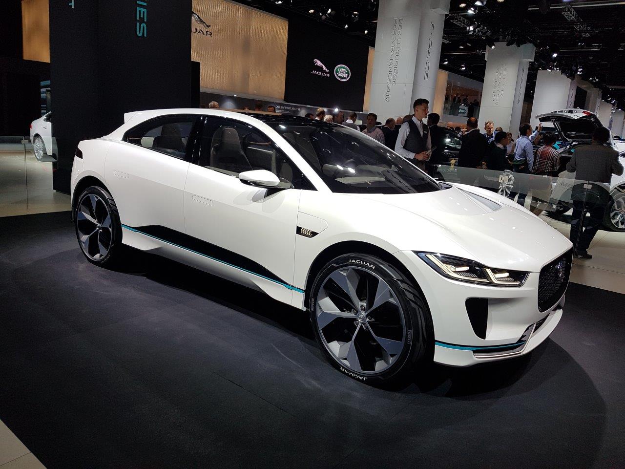 De IAA in Frankfurt barst uit z'n voegen van de primeurs. Een dag lang halen automerken auto's onder doeken vandaag. Vanaf eind deze week mag het publiek ervan genieten, een dikke week lang.