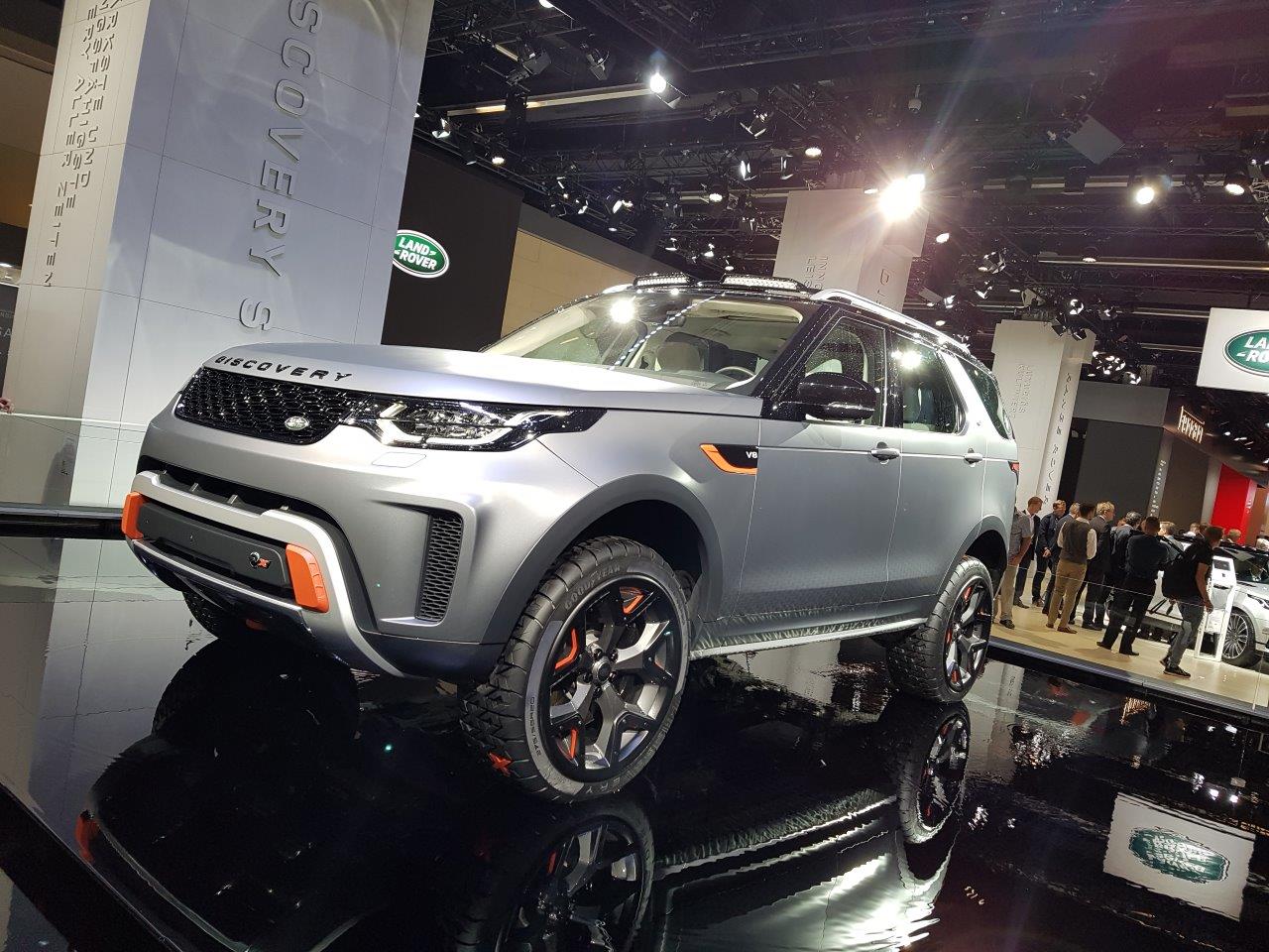 De IAA in Frankfurt barst uit z'n voegen van de primeurs. Een dag lang halen automerken auto's onder doeken vandaag. Vanaf eind deze week mag het publiek ervan genieten, een dikke week lang.