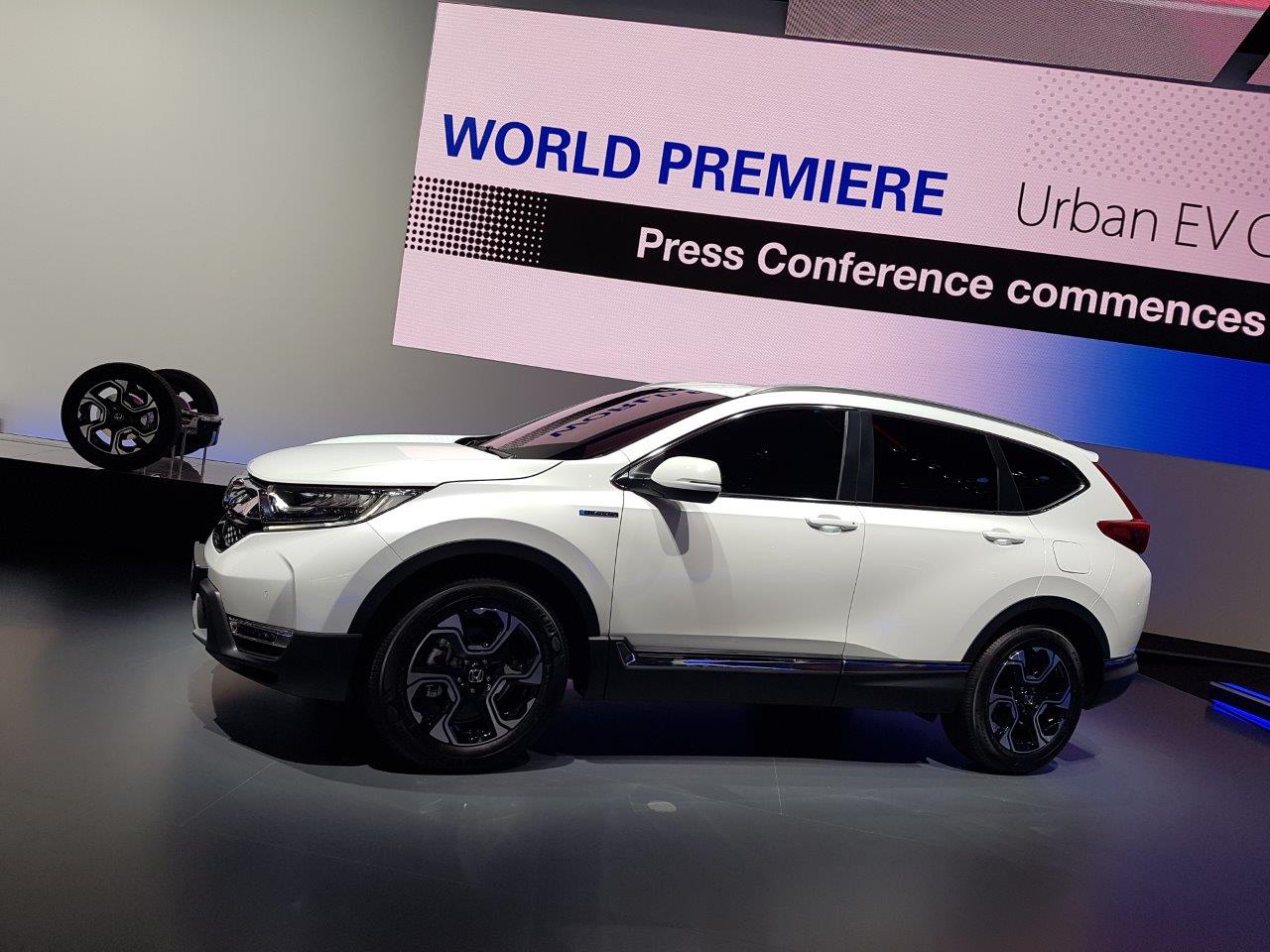 De IAA in Frankfurt barst uit z'n voegen van de primeurs. Een dag lang halen automerken auto's onder doeken vandaag. Vanaf eind deze week mag het publiek ervan genieten, een dikke week lang.