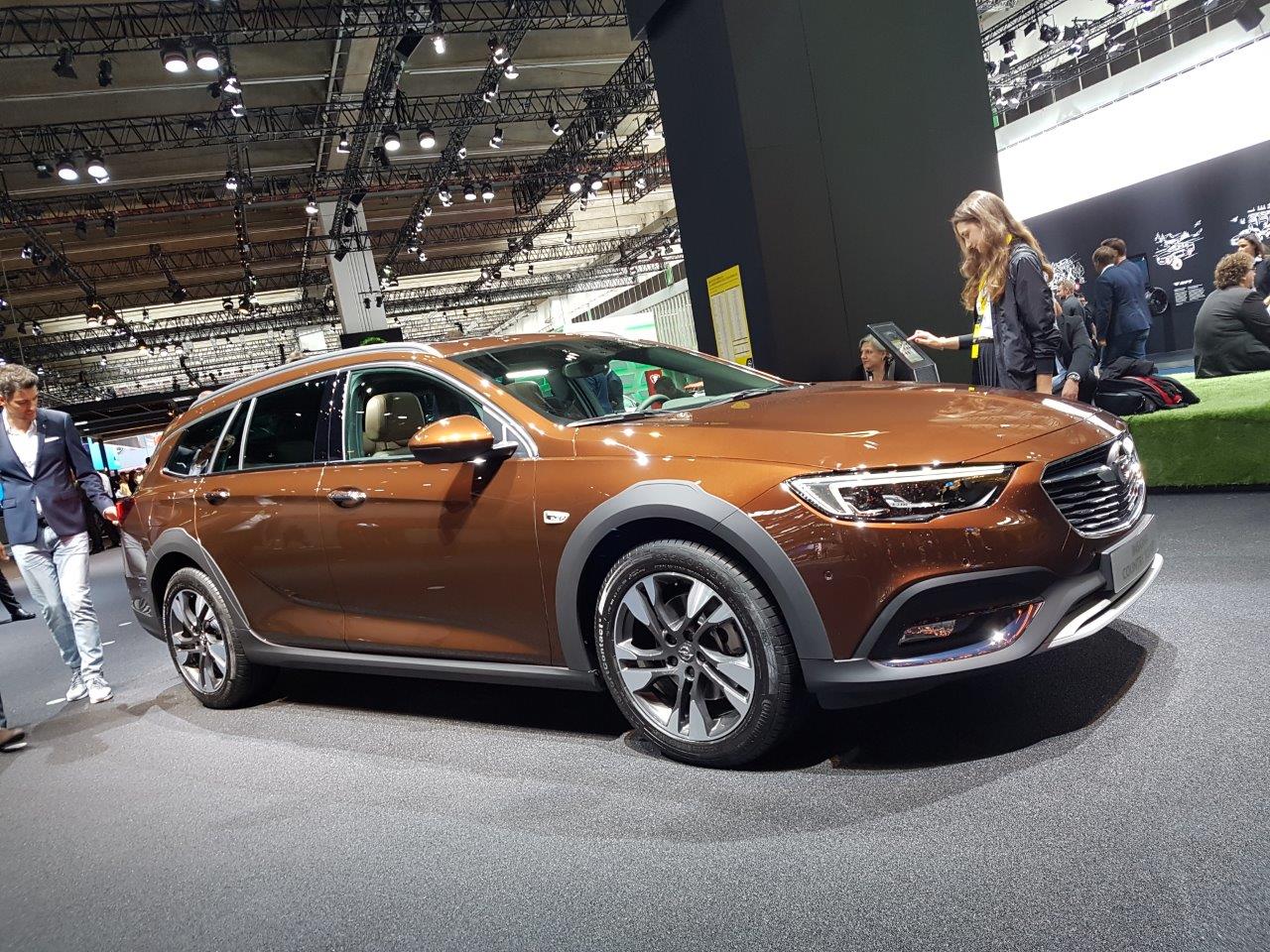De IAA in Frankfurt barst uit z'n voegen van de primeurs. Een dag lang halen automerken auto's onder doeken vandaag. Vanaf eind deze week mag het publiek ervan genieten, een dikke week lang.
