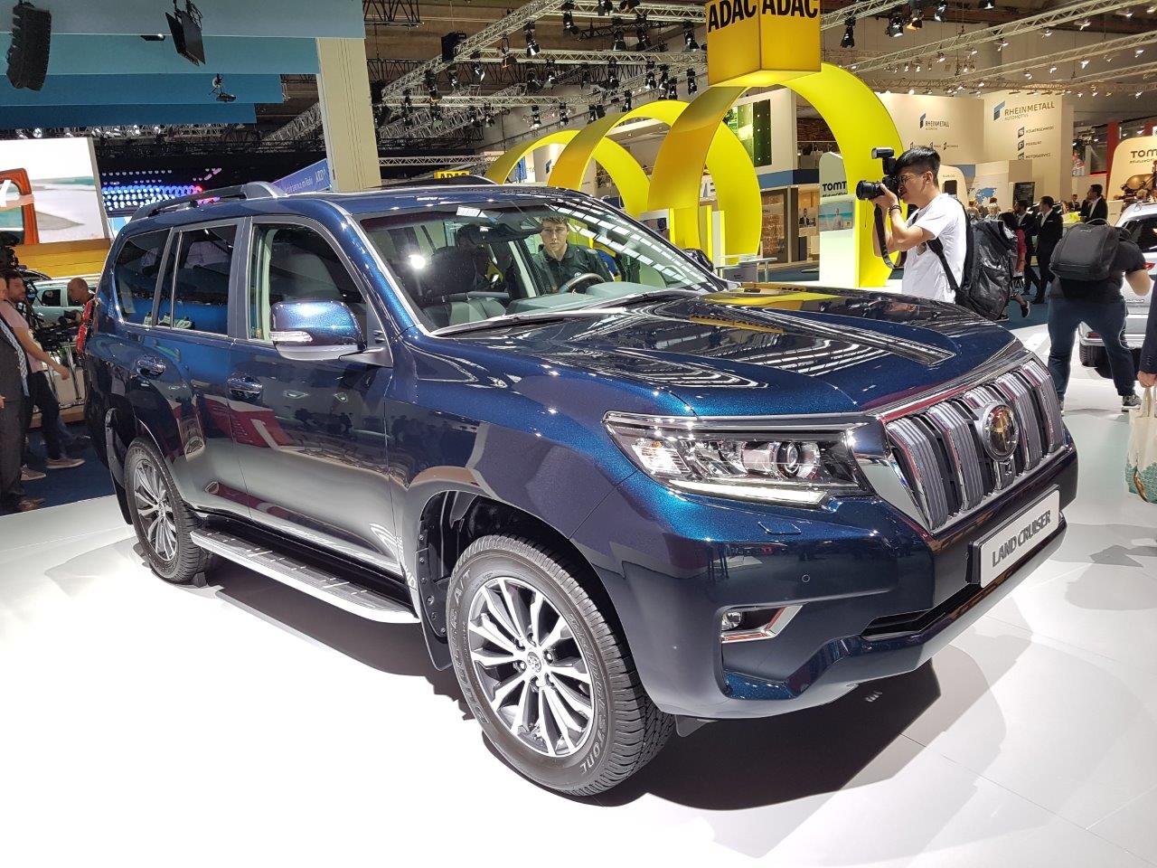 De IAA in Frankfurt barst uit z'n voegen van de primeurs. Een dag lang halen automerken auto's onder doeken vandaag. Vanaf eind deze week mag het publiek ervan genieten, een dikke week lang.