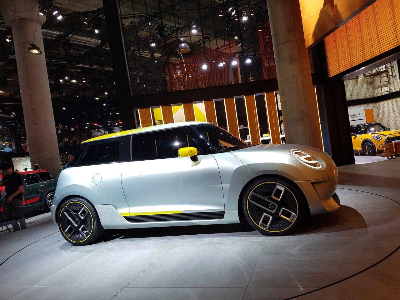De IAA in Frankfurt barst uit z'n voegen van de primeurs. Een dag lang halen automerken auto's onder doeken vandaag. Vanaf eind deze week mag het publiek ervan genieten, een dikke week lang.