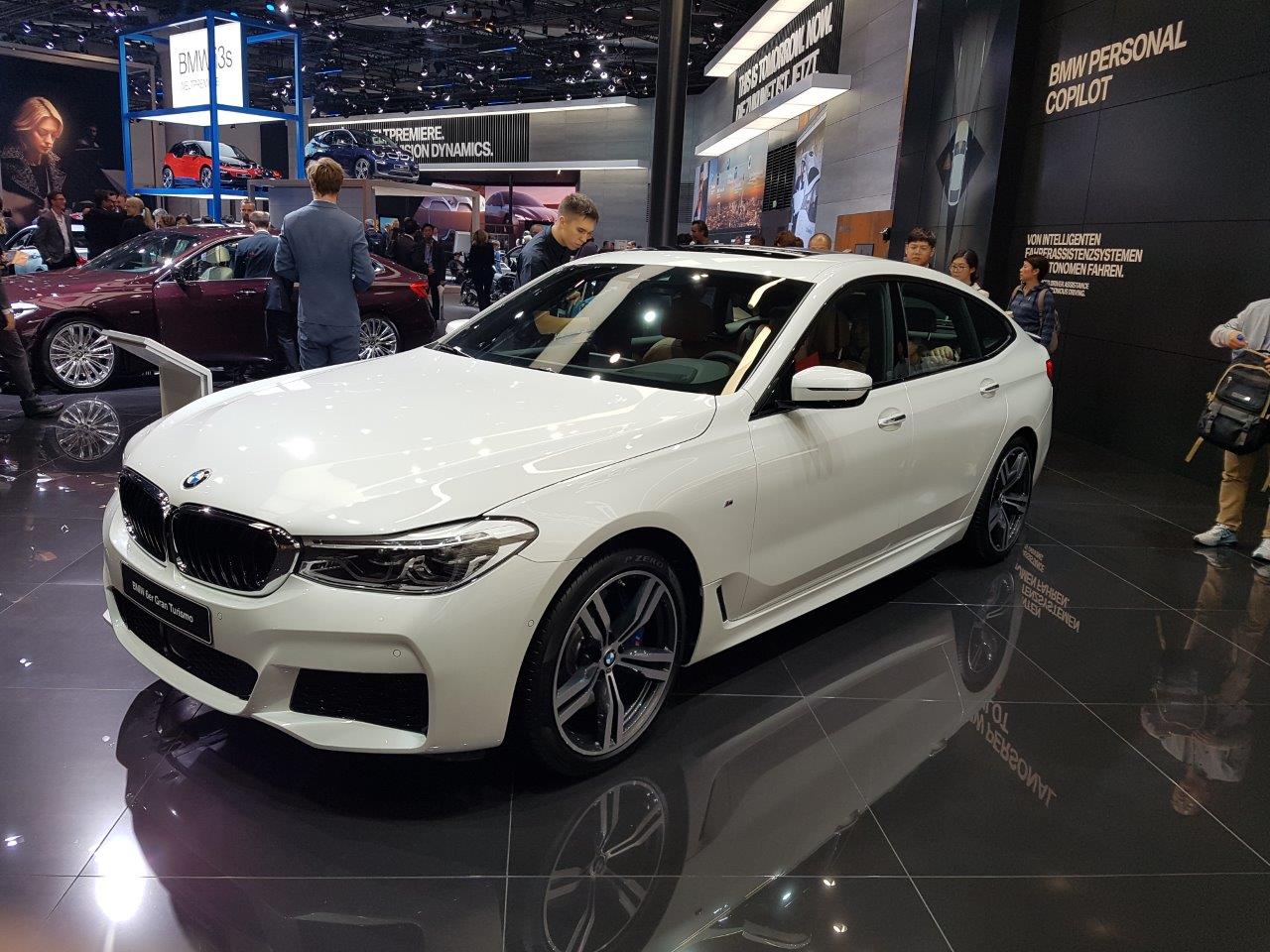 De IAA in Frankfurt barst uit z'n voegen van de primeurs. Een dag lang halen automerken auto's onder doeken vandaag. Vanaf eind deze week mag het publiek ervan genieten, een dikke week lang.