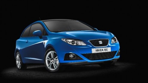 Naast de vijfdeurs Ibiza komt Seat ook met een driedeurs-Coup variant. De Seat Ibiza SportCoupe beschikt over nog meer dynamische ArrowDesign looks en die aspiraties komen ook terug in de techniek.