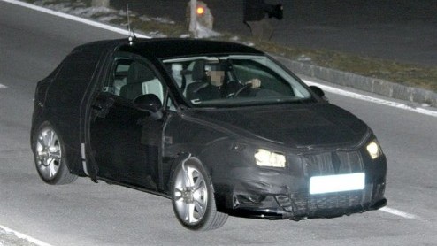 Versterking in het Seat-gamma is onderweg. In het holst van de nacht werden zowel de op de vorige Audi A4 gebaseerde Exeo sedan als de sportieve Ibiza FR op beeld vastgelegd in Itali. En met computer