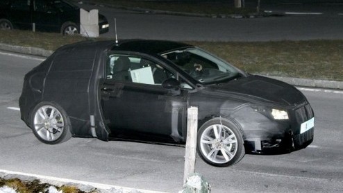 Versterking in het Seat-gamma is onderweg. In het holst van de nacht werden zowel de op de vorige Audi A4 gebaseerde Exeo sedan als de sportieve Ibiza FR op beeld vastgelegd in Itali. En met computer