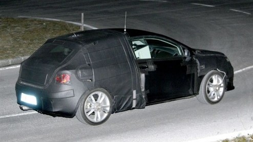 Versterking in het Seat-gamma is onderweg. In het holst van de nacht werden zowel de op de vorige Audi A4 gebaseerde Exeo sedan als de sportieve Ibiza FR op beeld vastgelegd in Itali. En met computer