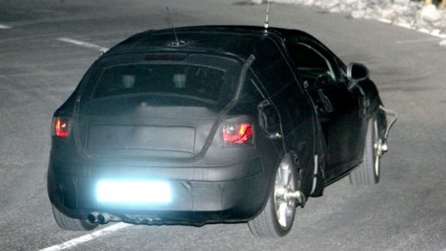 Versterking in het Seat-gamma is onderweg. In het holst van de nacht werden zowel de op de vorige Audi A4 gebaseerde Exeo sedan als de sportieve Ibiza FR op beeld vastgelegd in Itali. En met computer