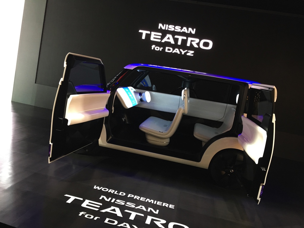 Gekke primeurs met typisch Japanse primeurs en Kei cars op de Tokyo Motor Show 2015.