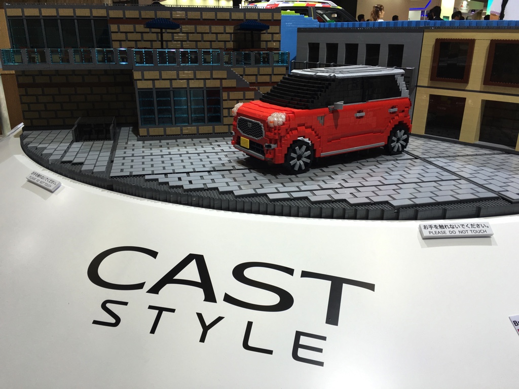 Gekke primeurs met typisch Japanse primeurs en Kei cars op de Tokyo Motor Show 2015.