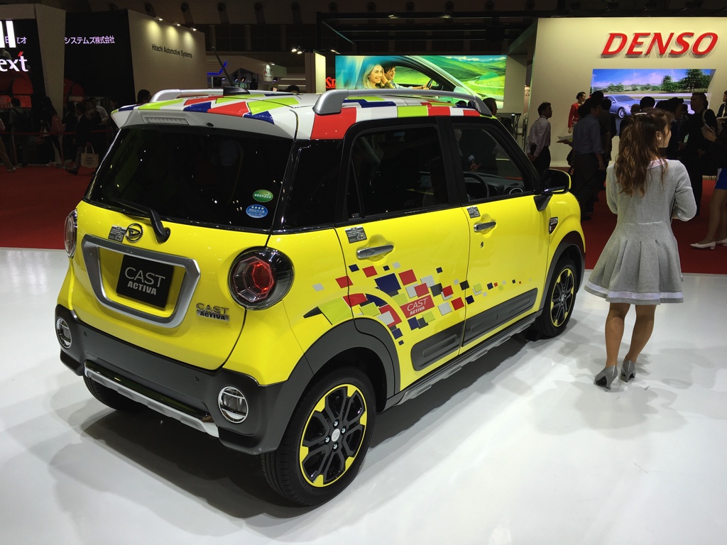 Gekke primeurs met typisch Japanse primeurs en Kei cars op de Tokyo Motor Show 2015.