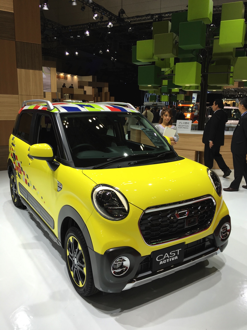 Gekke primeurs met typisch Japanse primeurs en Kei cars op de Tokyo Motor Show 2015.