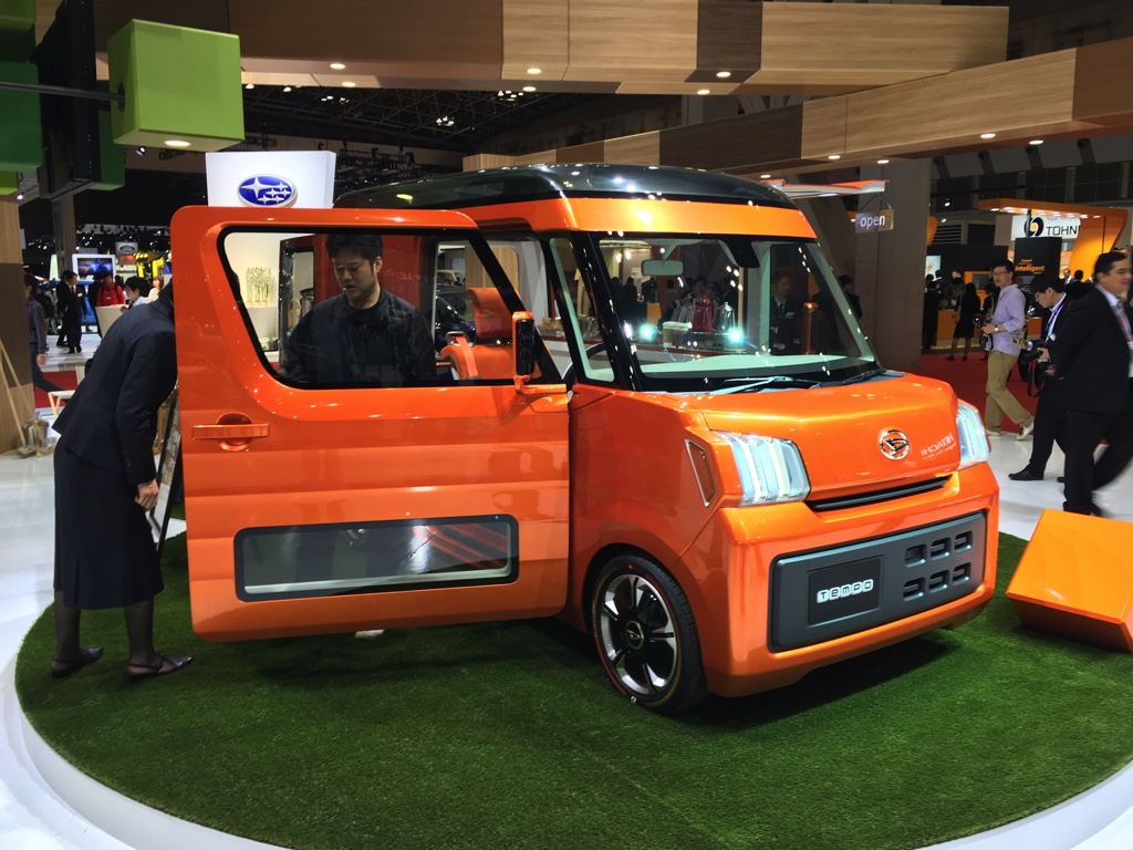Gekke primeurs met typisch Japanse primeurs en Kei cars op de Tokyo Motor Show 2015.