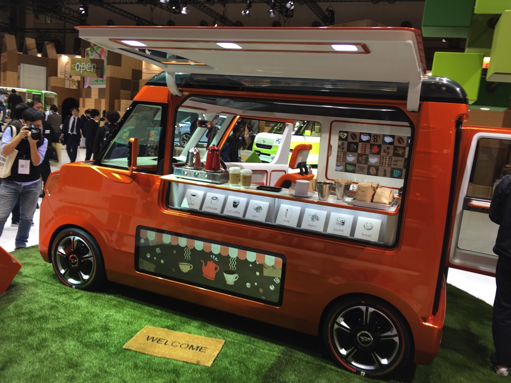 Gekke primeurs met typisch Japanse primeurs en Kei cars op de Tokyo Motor Show 2015.