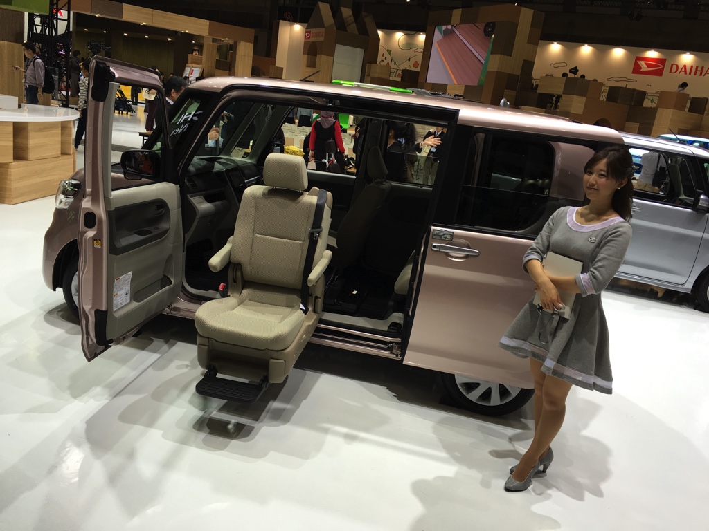 Gekke primeurs met typisch Japanse primeurs en Kei cars op de Tokyo Motor Show 2015.