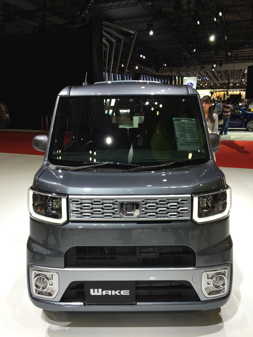 Gekke primeurs met typisch Japanse primeurs en Kei cars op de Tokyo Motor Show 2015.