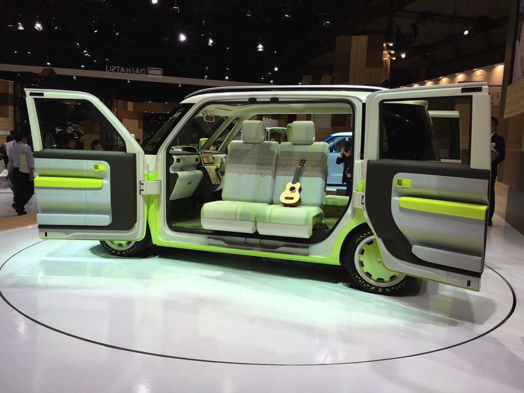 Gekke primeurs met typisch Japanse primeurs en Kei cars op de Tokyo Motor Show 2015.