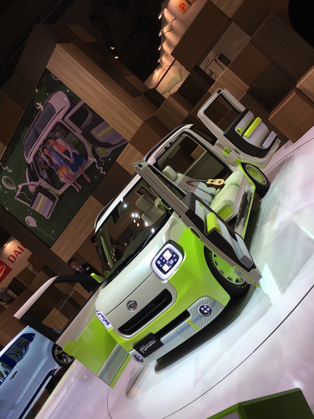 Gekke primeurs met typisch Japanse primeurs en Kei cars op de Tokyo Motor Show 2015.
