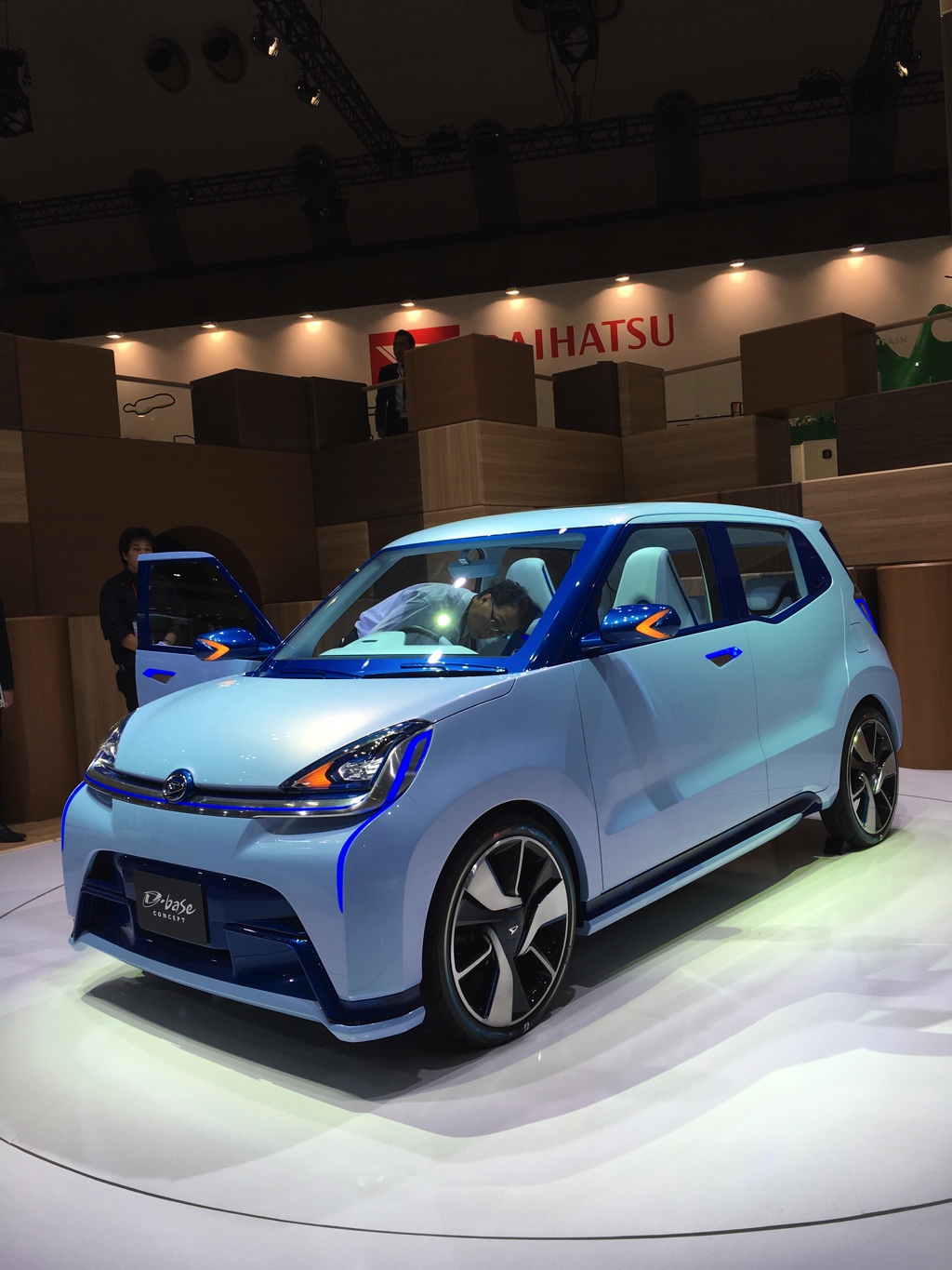 Gekke primeurs met typisch Japanse primeurs en Kei cars op de Tokyo Motor Show 2015.