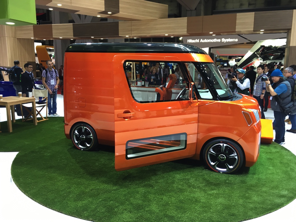 Gekke primeurs met typisch Japanse primeurs en Kei cars op de Tokyo Motor Show 2015.