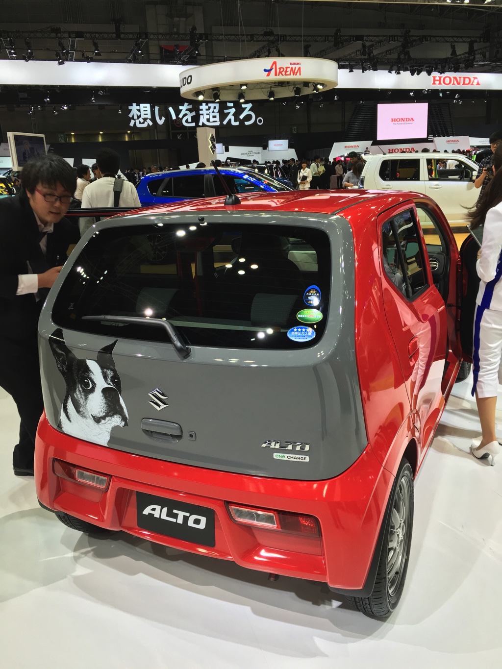 Gekke primeurs met typisch Japanse primeurs en Kei cars op de Tokyo Motor Show 2015.