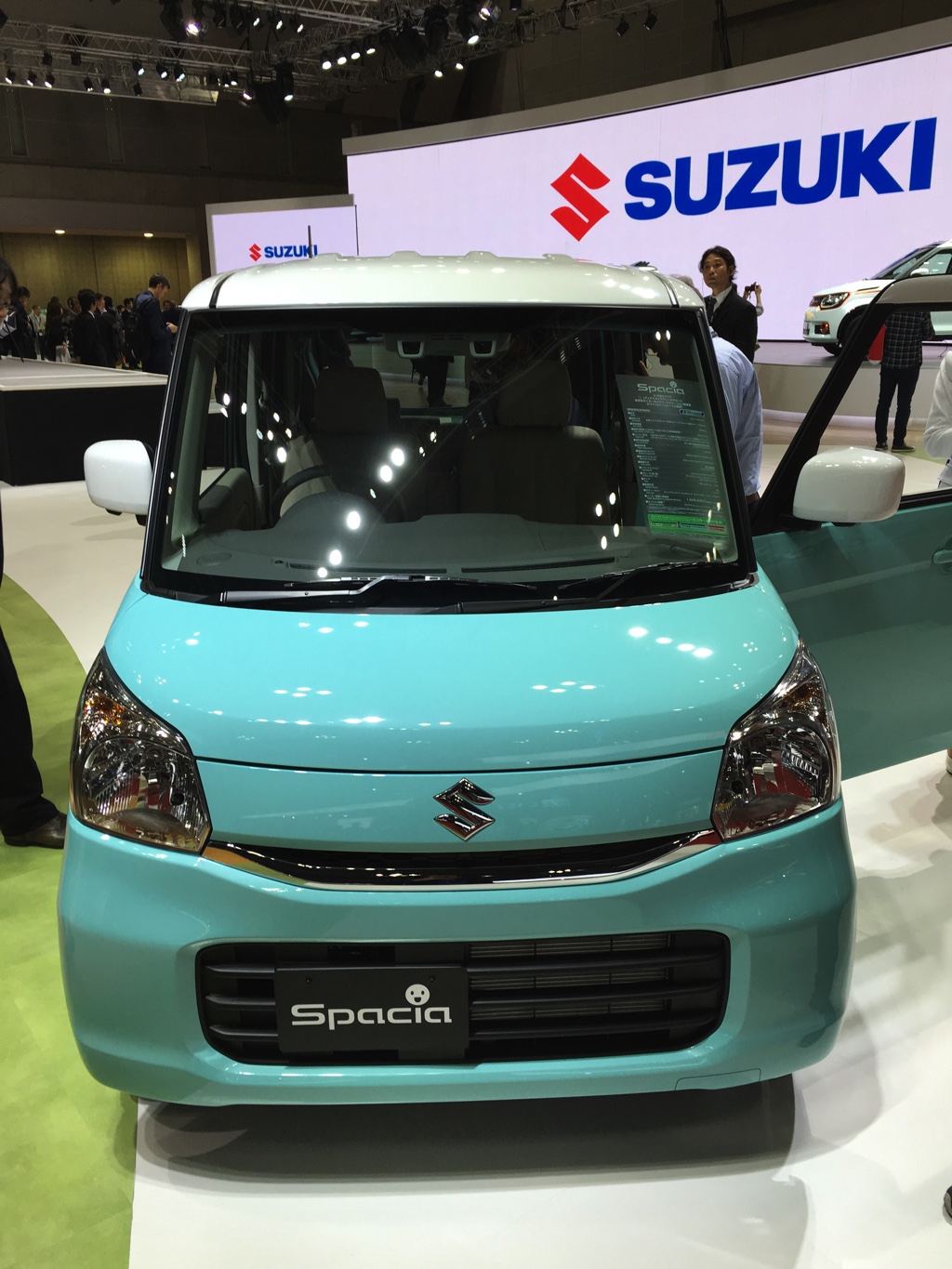 Gekke primeurs met typisch Japanse primeurs en Kei cars op de Tokyo Motor Show 2015.