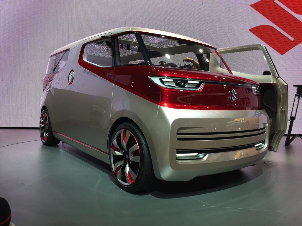 Gekke primeurs met typisch Japanse primeurs en Kei cars op de Tokyo Motor Show 2015.