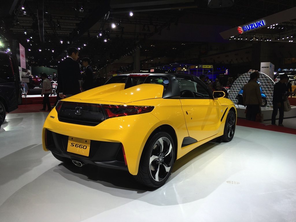 Gekke primeurs met typisch Japanse primeurs en Kei cars op de Tokyo Motor Show 2015.