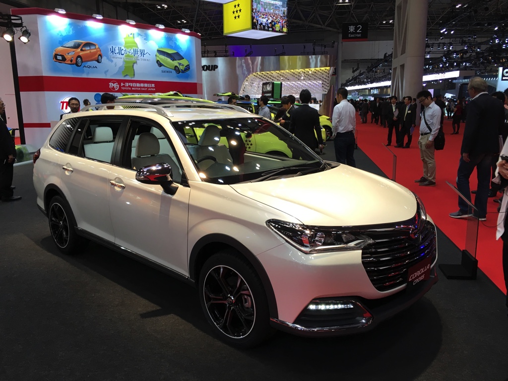 Gekke primeurs met typisch Japanse primeurs en Kei cars op de Tokyo Motor Show 2015.
