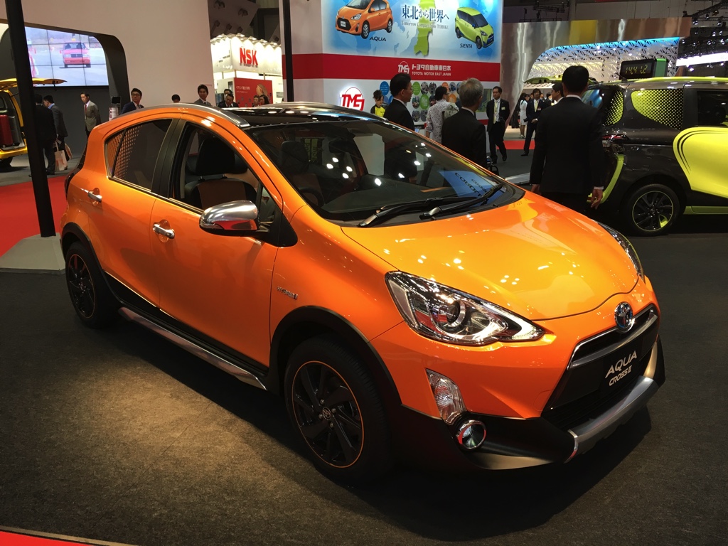 Gekke primeurs met typisch Japanse primeurs en Kei cars op de Tokyo Motor Show 2015.