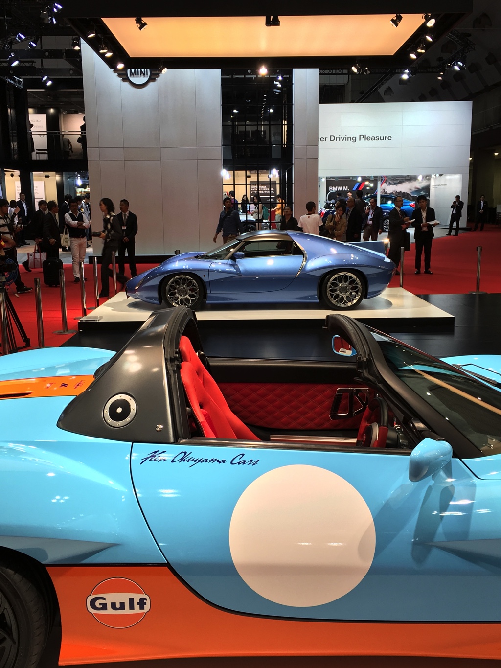 Gekke primeurs met typisch Japanse primeurs en Kei cars op de Tokyo Motor Show 2015.