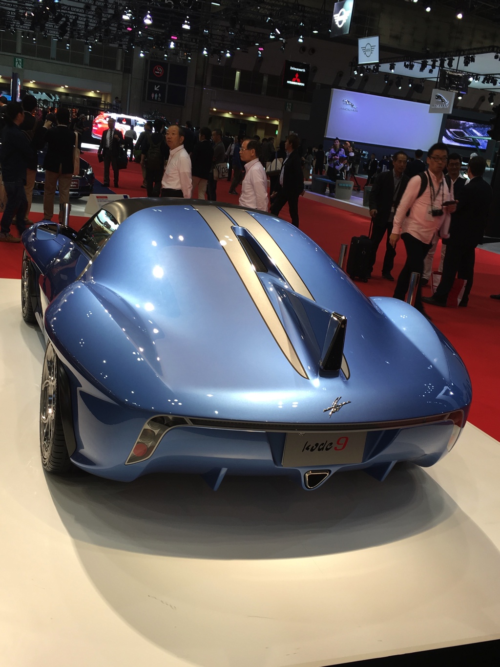 Gekke primeurs met typisch Japanse primeurs en Kei cars op de Tokyo Motor Show 2015.