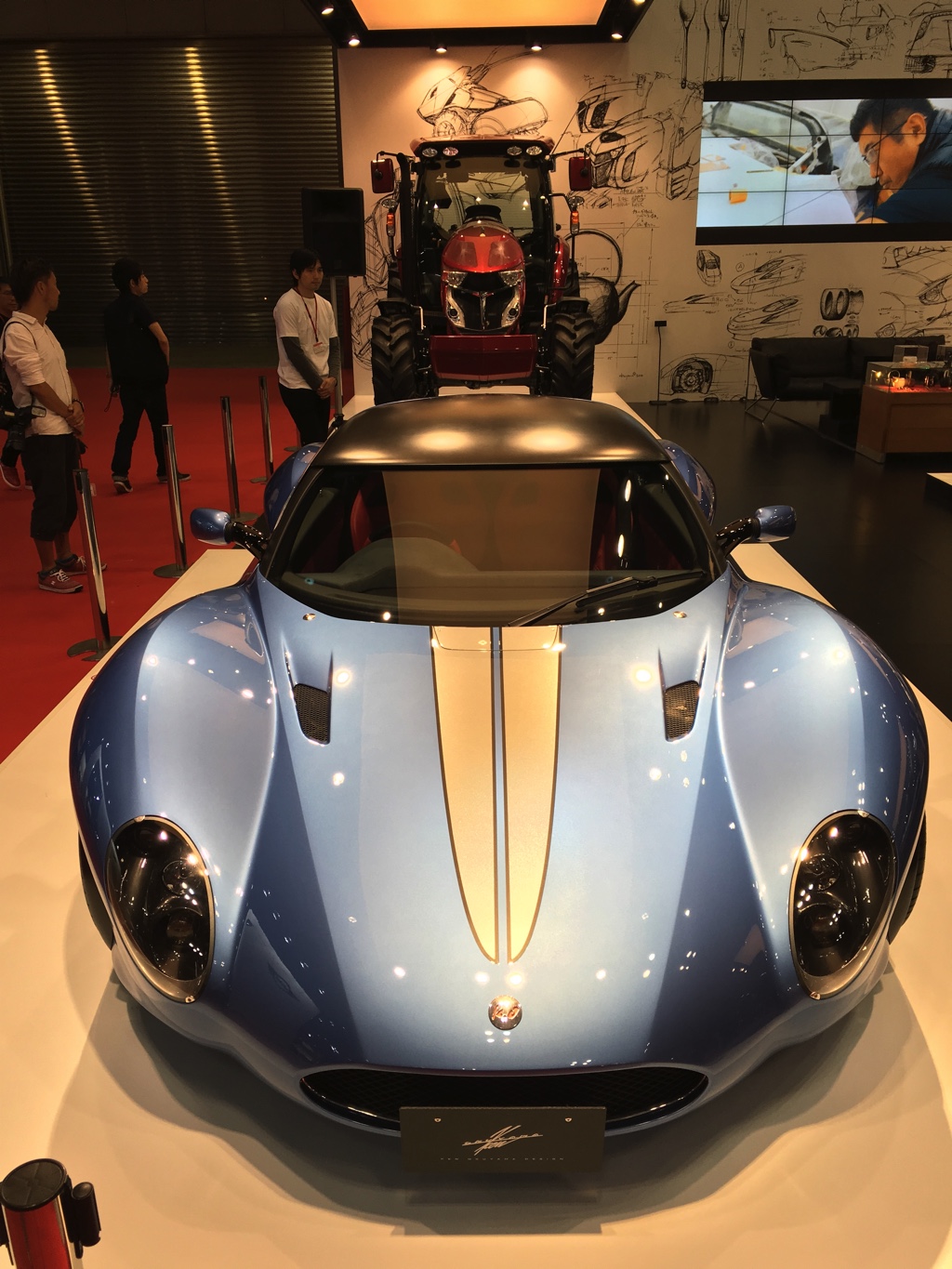 Gekke primeurs met typisch Japanse primeurs en Kei cars op de Tokyo Motor Show 2015.