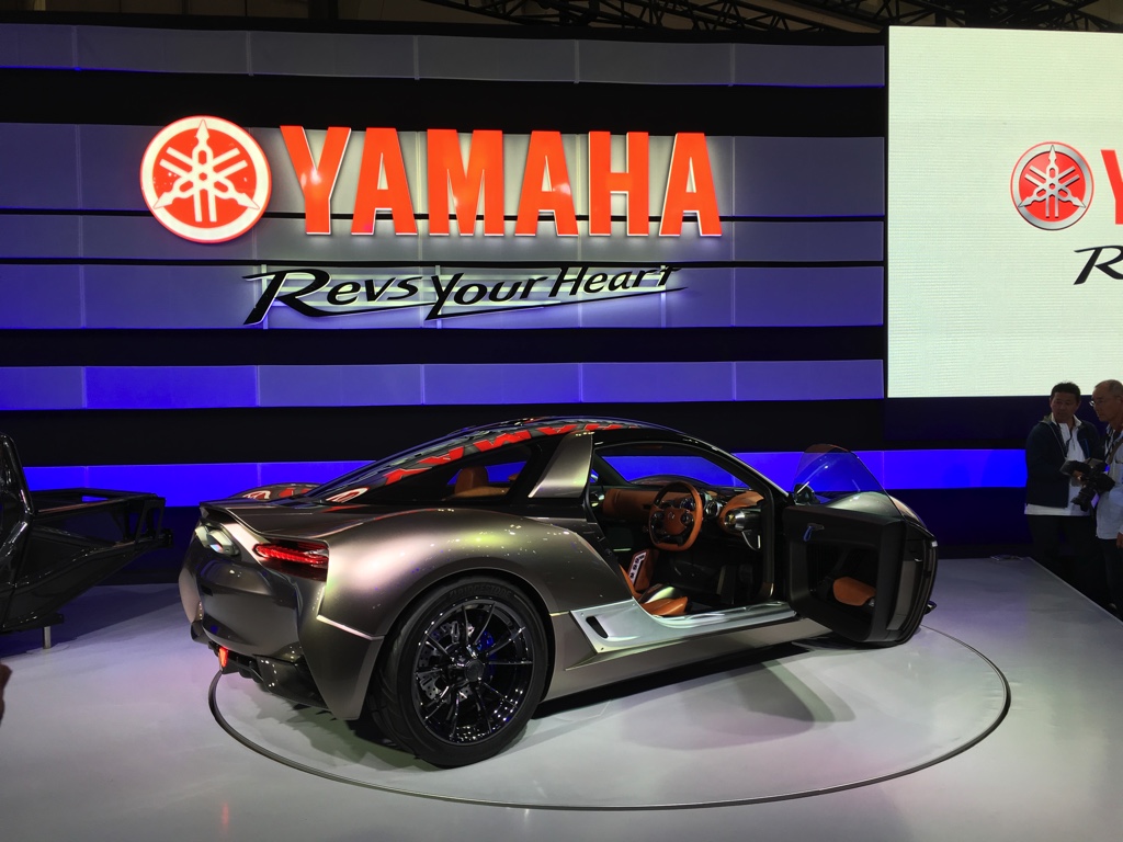 Gekke primeurs met typisch Japanse primeurs en Kei cars op de Tokyo Motor Show 2015.