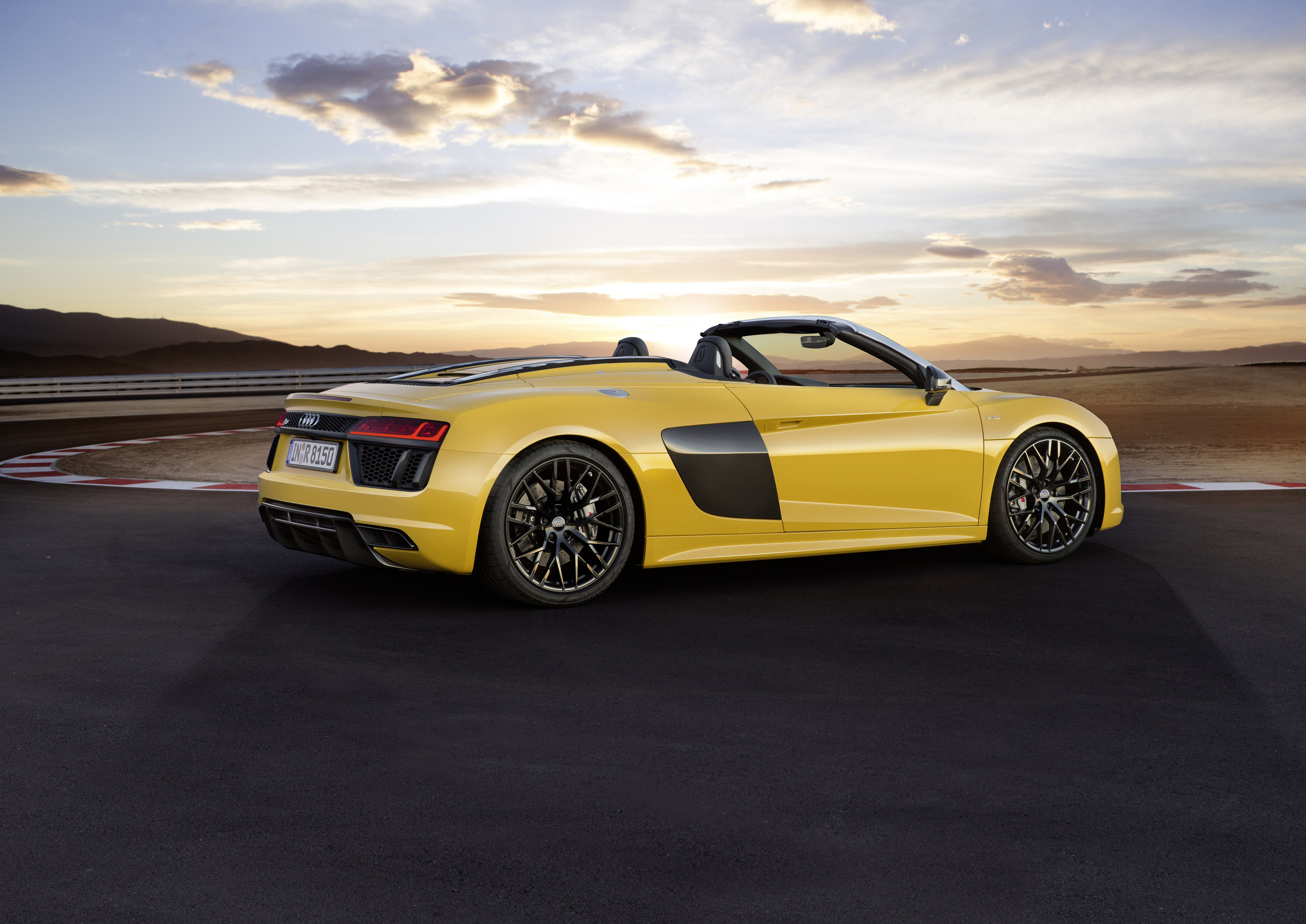 De Audi R8 Spyder is nu bestelbaar bij de Audi-dealer. Als dakloze supercar staat hij met V10 in de showroom voor prijzen vanaf 246.300 euro. We zien hem hier op video.
