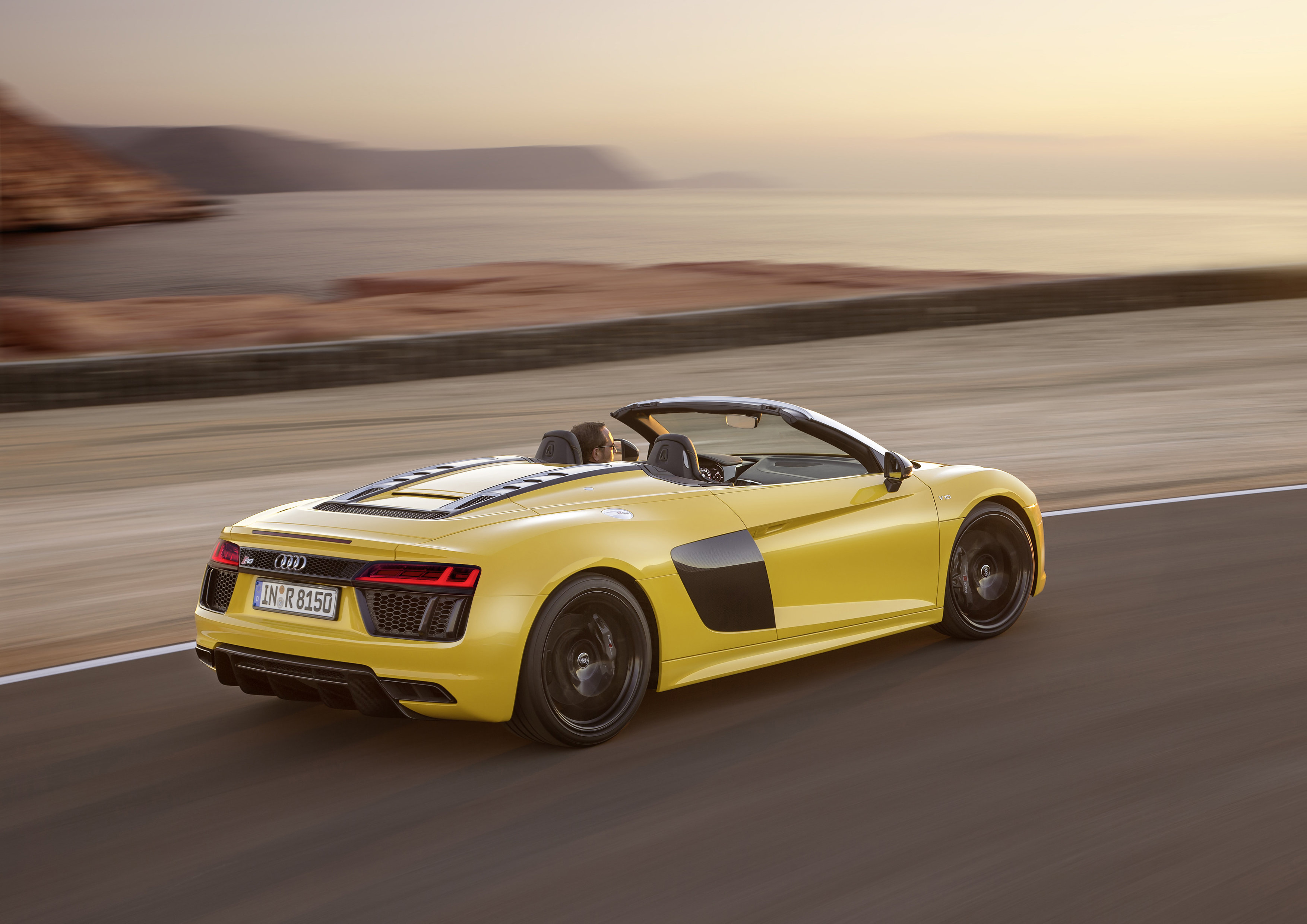 De Audi R8 Spyder is nu bestelbaar bij de Audi-dealer. Als dakloze supercar staat hij met V10 in de showroom voor prijzen vanaf 246.300 euro. We zien hem hier op video.