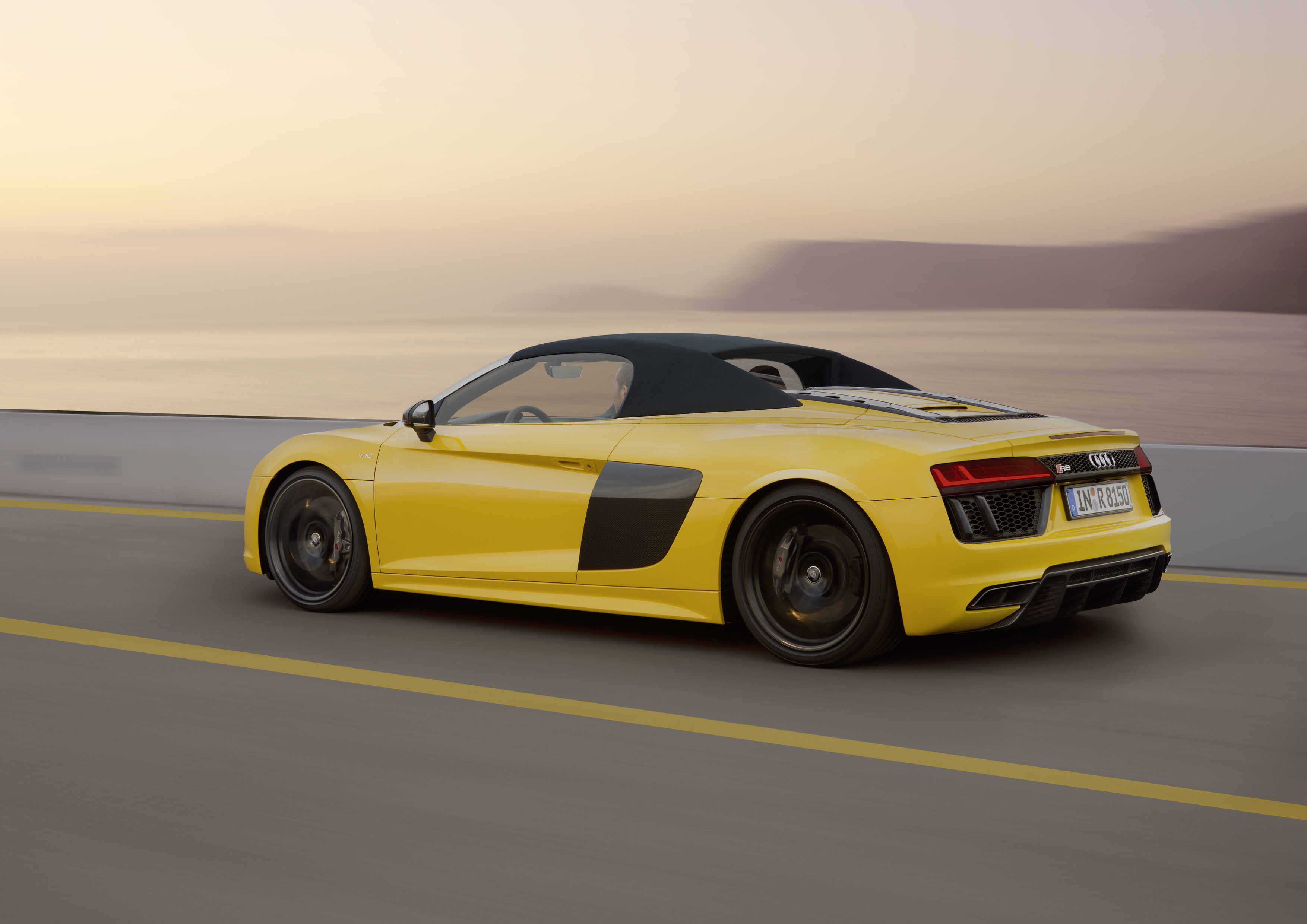De Audi R8 Spyder is nu bestelbaar bij de Audi-dealer. Als dakloze supercar staat hij met V10 in de showroom voor prijzen vanaf 246.300 euro. We zien hem hier op video.