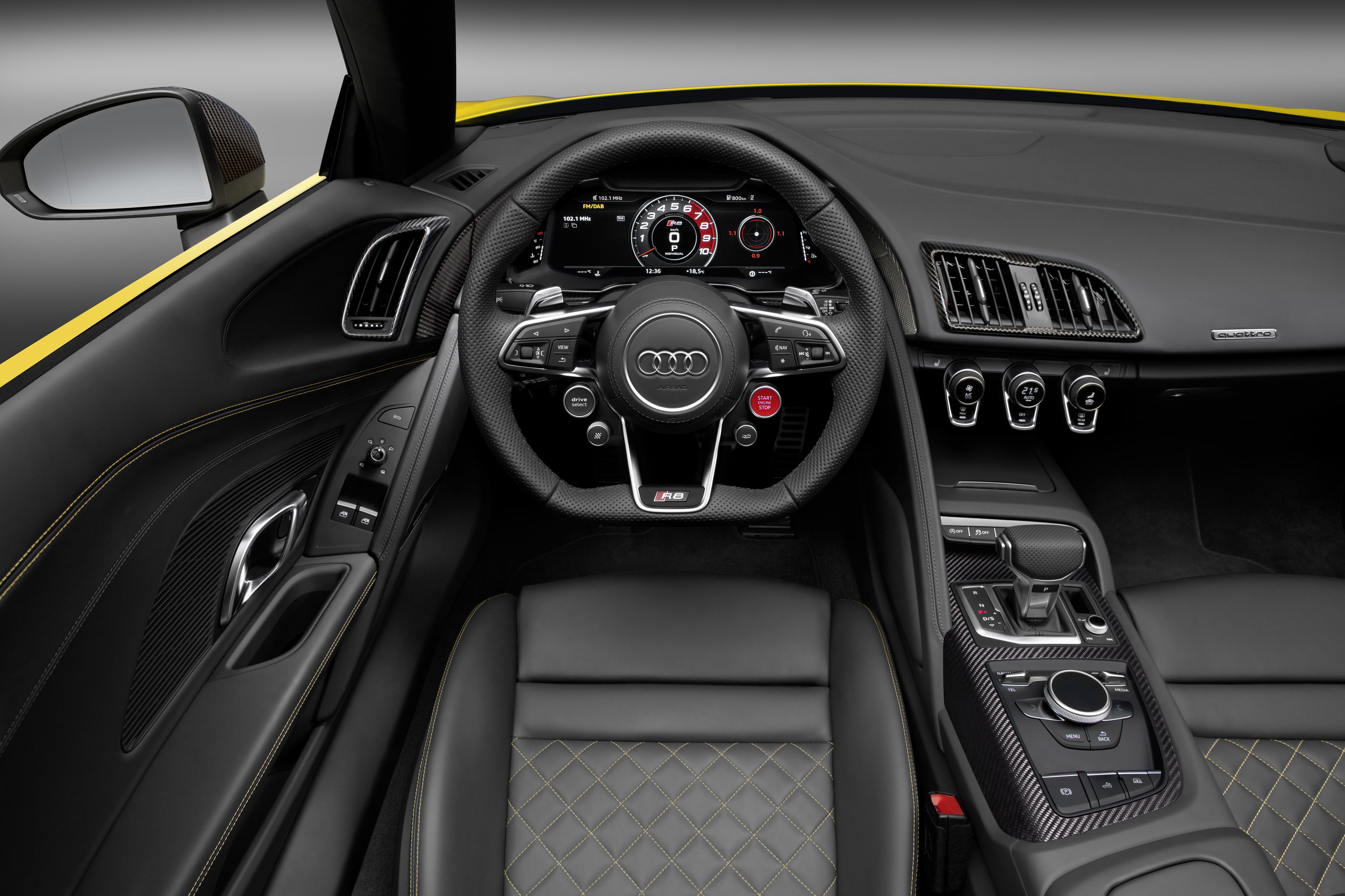 De Audi R8 Spyder is nu bestelbaar bij de Audi-dealer. Als dakloze supercar staat hij met V10 in de showroom voor prijzen vanaf 246.300 euro. We zien hem hier op video.