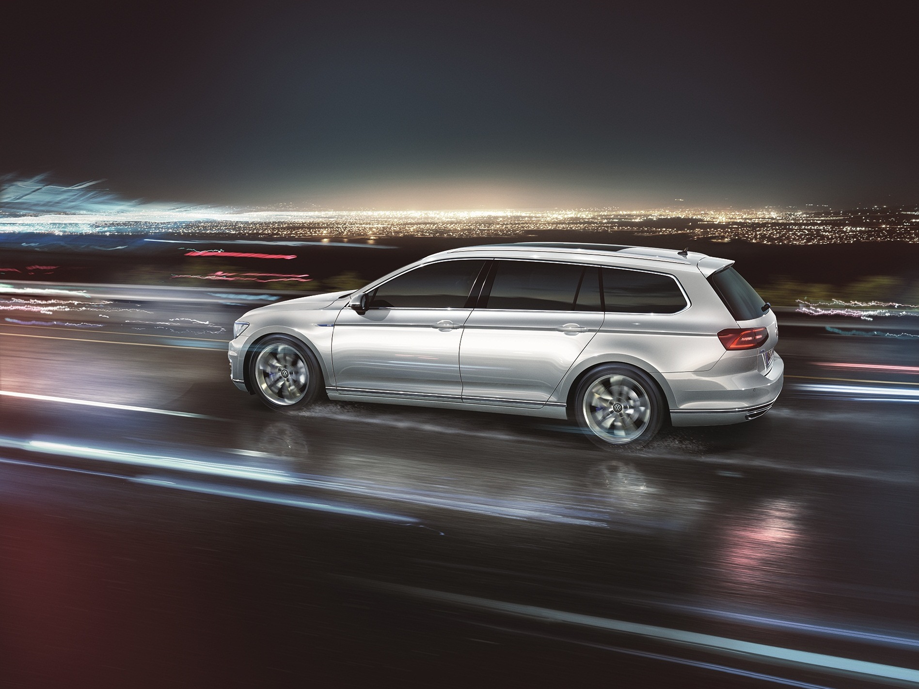Volkswagen introduceert de Passat GTE plug-in hybride met 7% bijtelling voor prijzen vanaf 44.590 euro. De Variant kost 46.090 euro. Eerste levering in september.