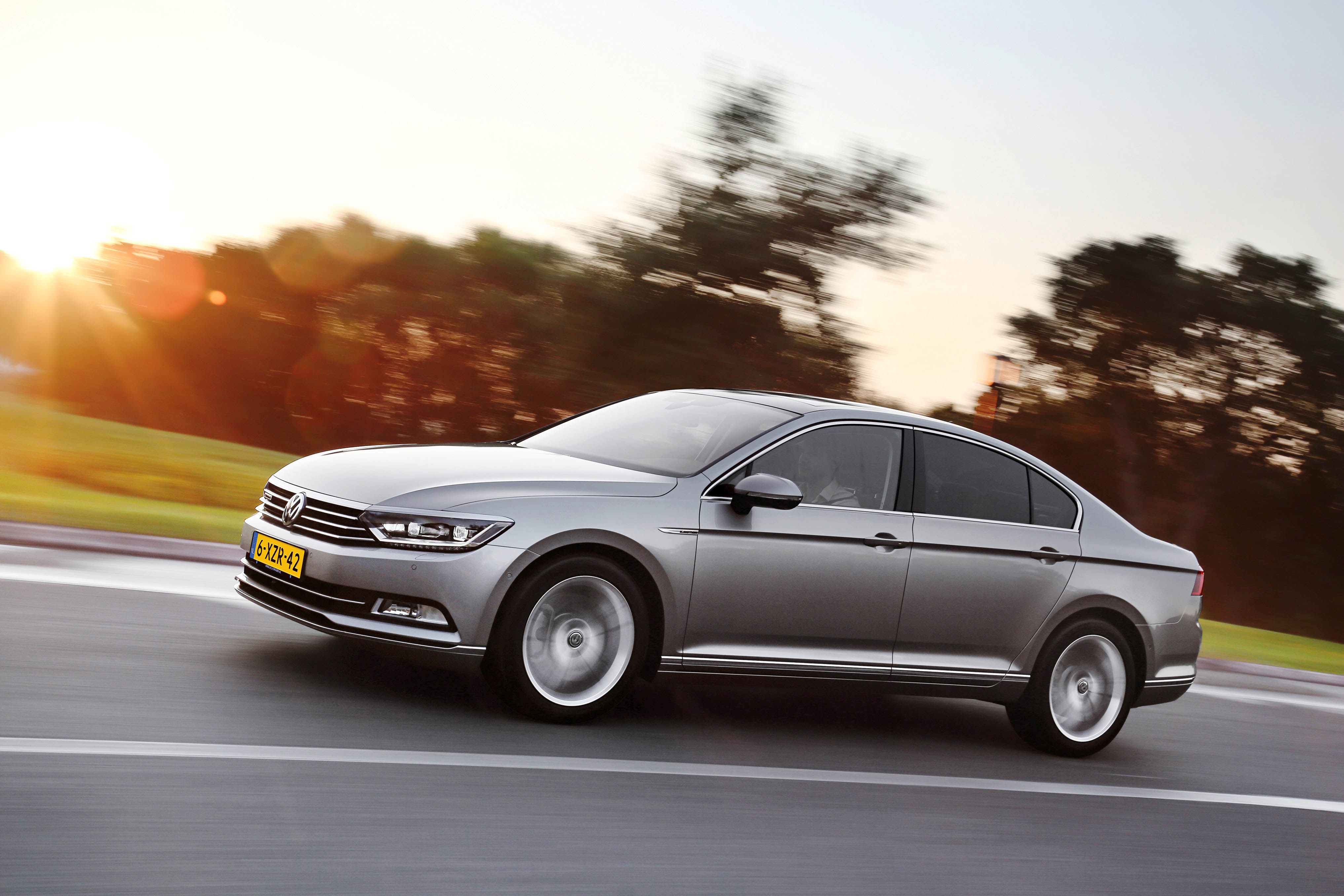 Volkswagen introduceert de Passat GTE plug-in hybride met 7% bijtelling voor prijzen vanaf 44.590 euro. De Variant kost 46.090 euro. Eerste levering in september.