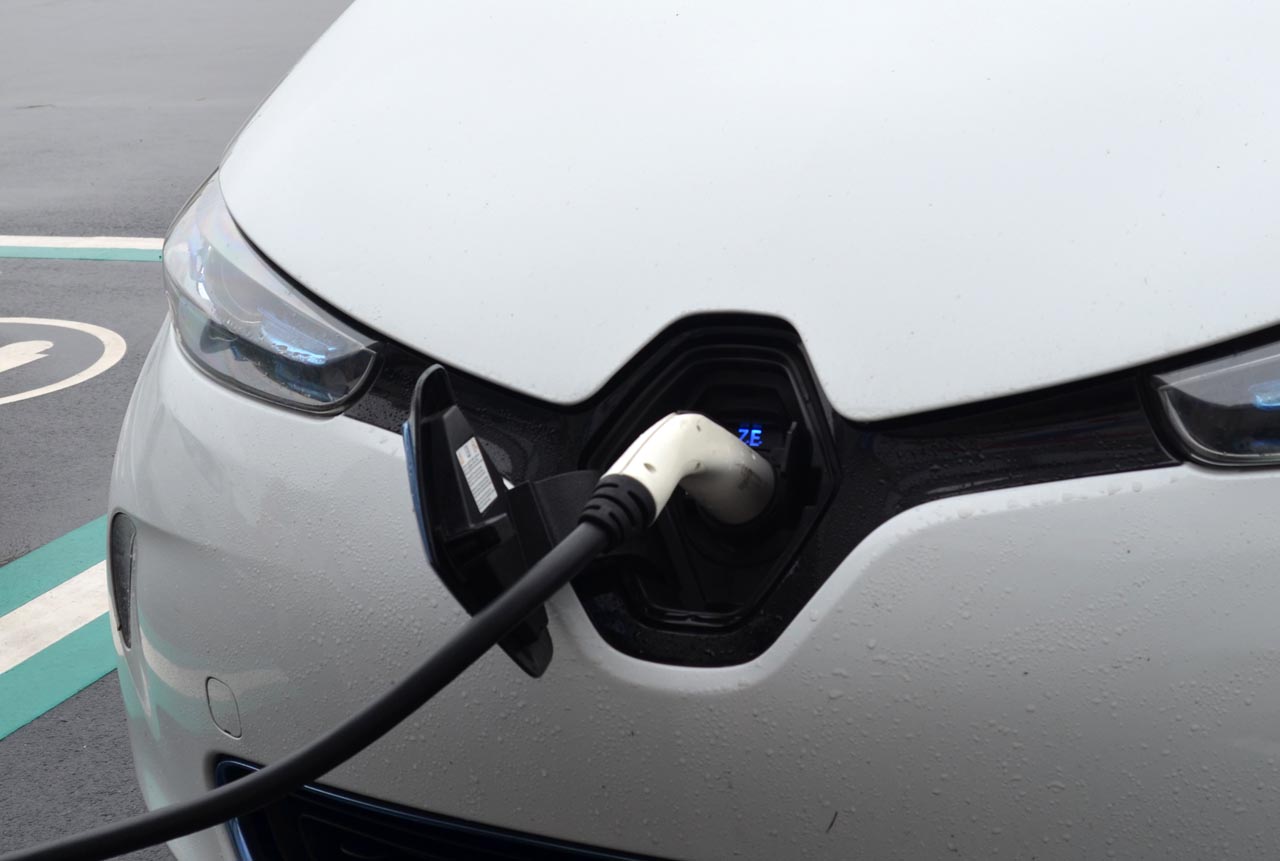 Elektrische auto's hebben een groeiende actieradius. Maar hoe staat het met de laadpalen in het buitenland. Autovandaag nam de proef op de som met een Renault Zoe in Belgi en Frankrijk.