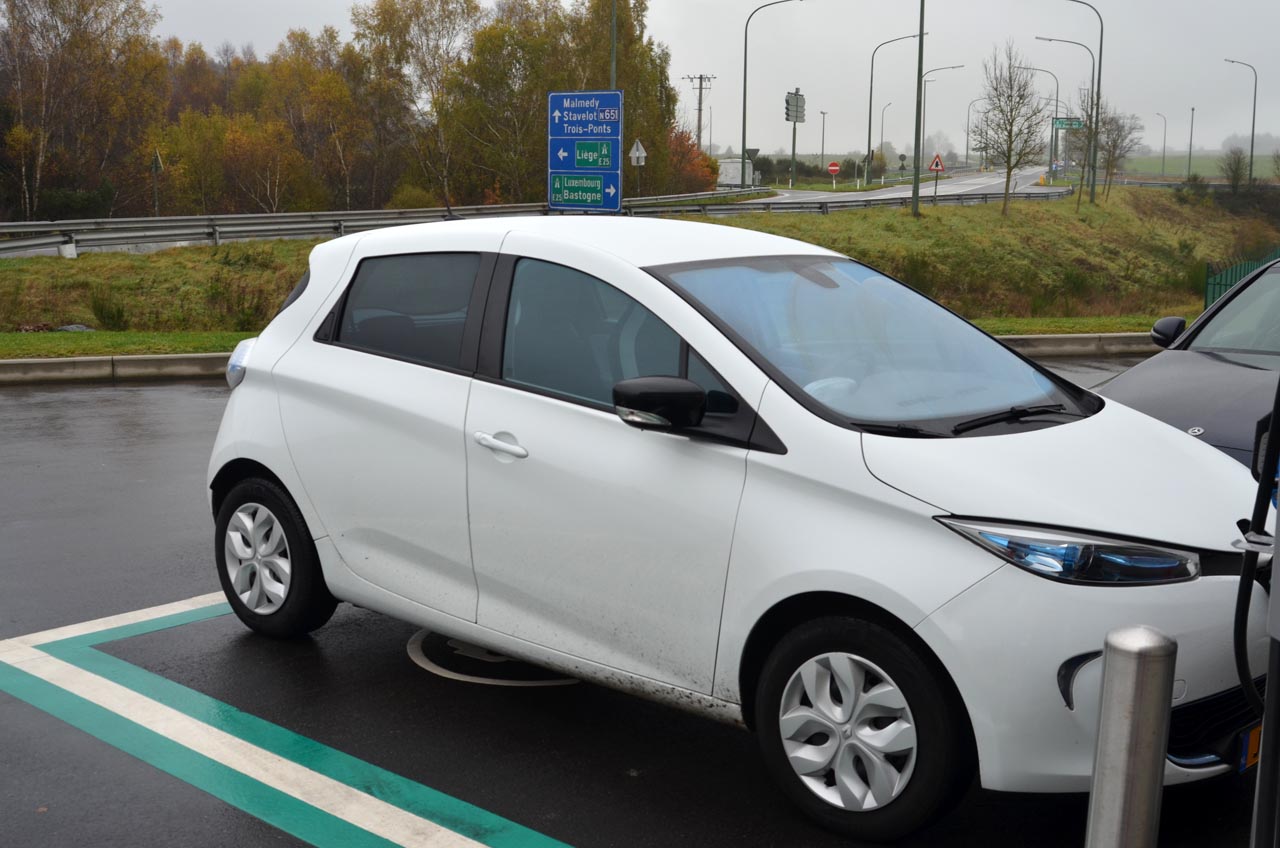 Elektrische auto's hebben een groeiende actieradius. Maar hoe staat het met de laadpalen in het buitenland. Autovandaag nam de proef op de som met een Renault Zoe in Belgi en Frankrijk.