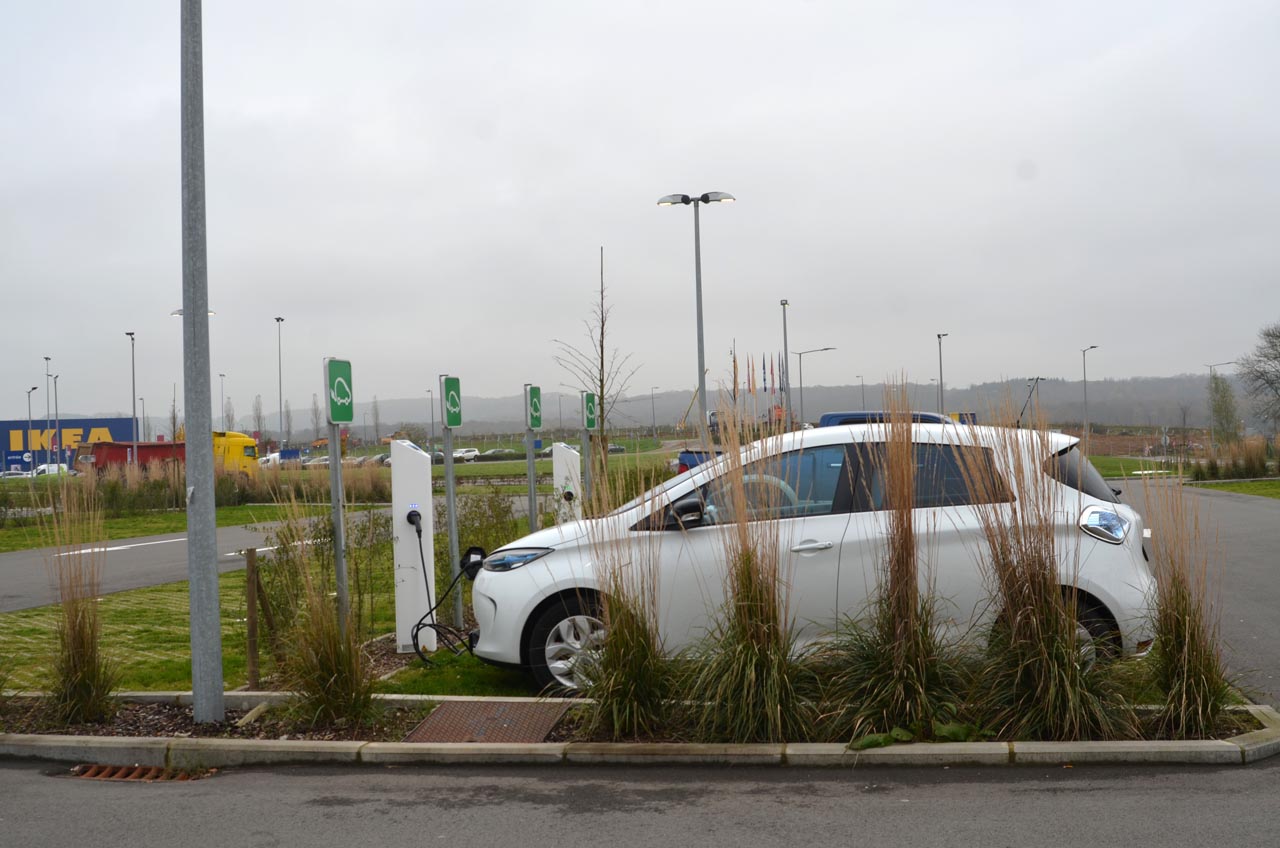 Elektrische auto's hebben een groeiende actieradius. Maar hoe staat het met de laadpalen in het buitenland. Autovandaag nam de proef op de som met een Renault Zoe in Belgi en Frankrijk.