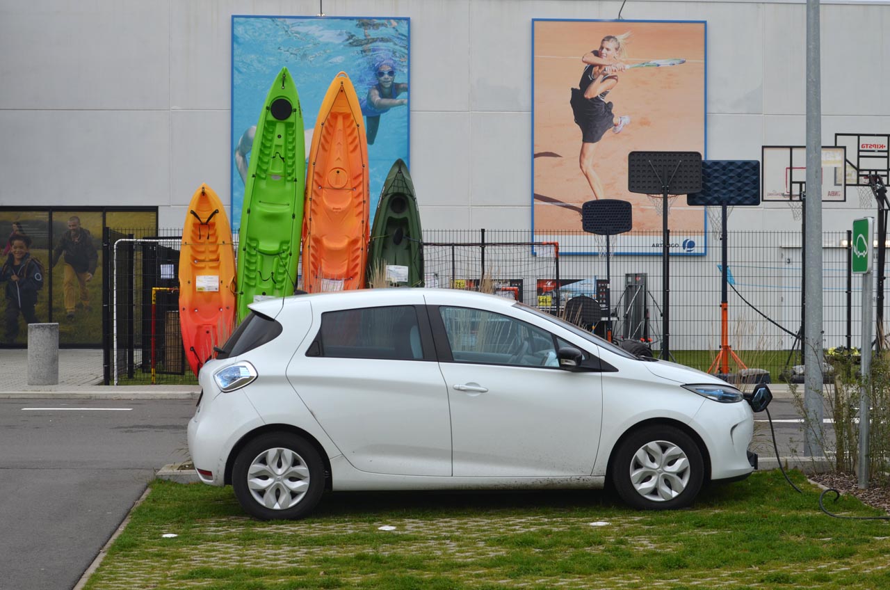 Elektrische auto's hebben een groeiende actieradius. Maar hoe staat het met de laadpalen in het buitenland. Autovandaag nam de proef op de som met een Renault Zoe in Belgi en Frankrijk.