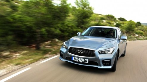 Test Infiniti Q50 2.2d en Q50 3.5 V6 hybrid, de nieuwe aanwinst van Infiniti die zich volledig op de Duitse concurrentie stort. We reden de eerste kilometers op Europese bodem; Barcelona.