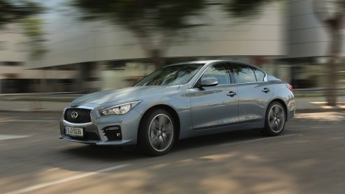 Test Infiniti Q50 2.2d en Q50 3.5 V6 hybrid, de nieuwe aanwinst van Infiniti die zich volledig op de Duitse concurrentie stort. We reden de eerste kilometers op Europese bodem; Barcelona.