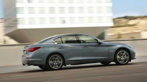 Test Infiniti Q50 2.2d en Q50 3.5 V6 hybrid, de nieuwe aanwinst van Infiniti die zich volledig op de Duitse concurrentie stort. We reden de eerste kilometers op Europese bodem; Barcelona.
