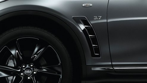 Infiniti plaagt met een extra luxueus aangeklede versie van de XQ70, de voormalige FX. De kleur zwart voert de boventoon in de S-Design uitvoering die op de Autosalon van Parijs wordt gepresenteerd.