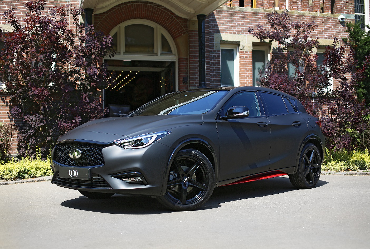 Infiniti komt met de speciale Q30 AntiChic Edition. Dat is (g)een vrouwenauto in het matzwart.